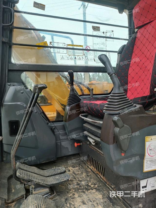 駕駛室頂部（整機外觀）