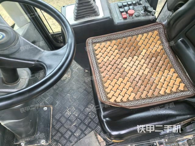 操作台全景（压路机驾驶室）