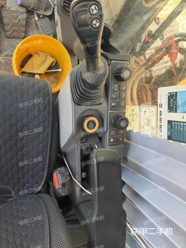 座椅右侧控制台/钥匙门/油门/含右手柄（驾驶室部分）