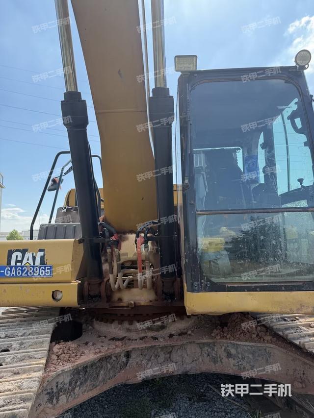 大臂油缸整体 竖拍（工作和回转装置）