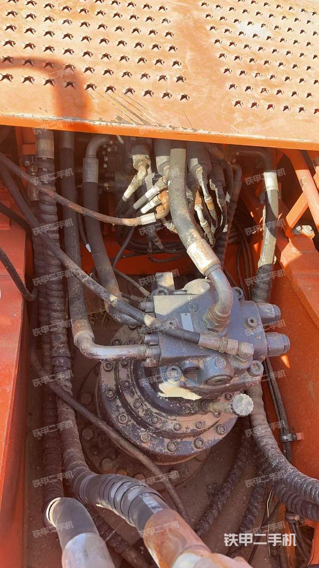 回转马达和主控阀（整机外观）