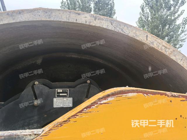 后輪左側(cè)全景（壓路機(jī)前后車架）