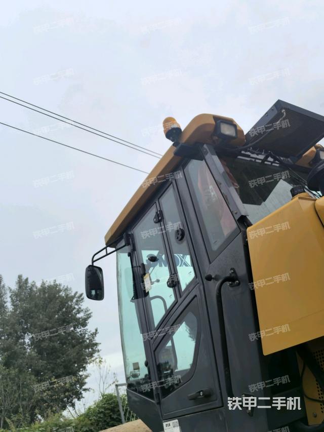 右側(cè)正面照（壓路機駕駛室）