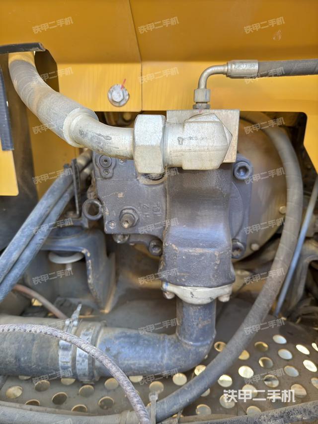 液压泵舱室正面整体（整机外观）