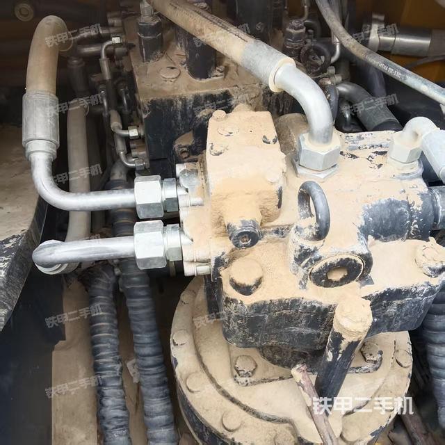 回转马达和主控阀（整机外观）