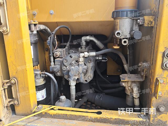 液压泵舱室正面整体（整机外观）