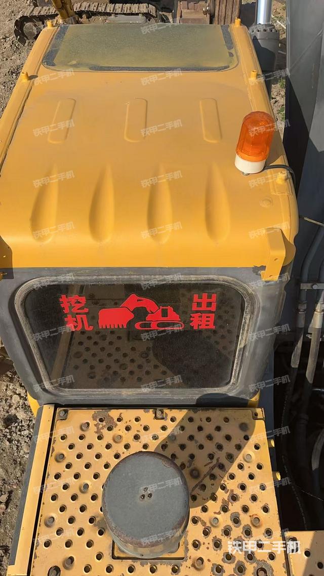 駕駛室頂部(整機(jī)外觀) 駕駛室頂部(整機(jī)外觀)