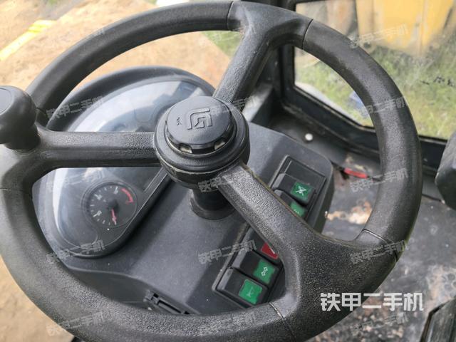 駕駛室內(nèi)座椅、儀表操作手柄全景（壓路機(jī)駕駛室）