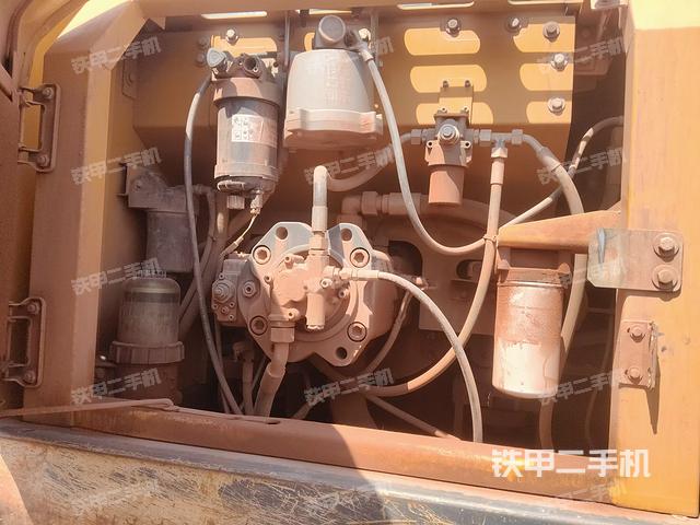 液压泵舱室正面整体（整机外观）