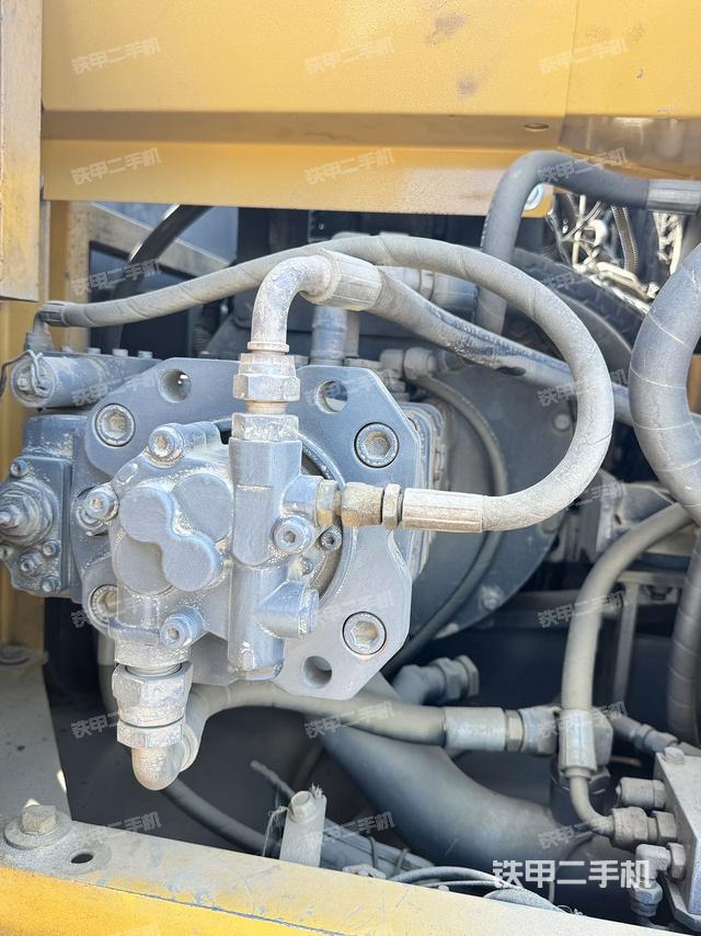 液壓泵艙室正面整體（整機(jī)外觀）