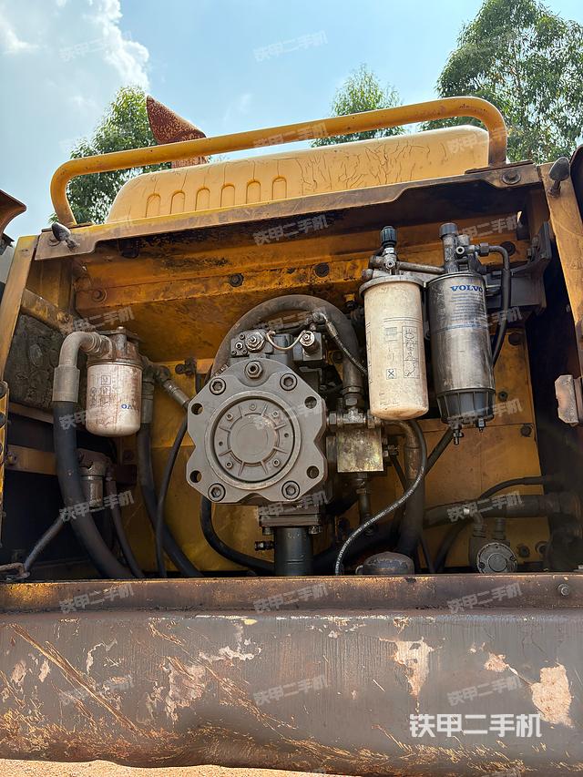 液压泵舱室正面整体（整机外观）