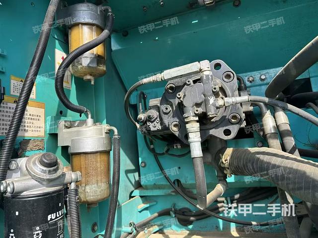 液压泵舱室正面整体（整机外观）