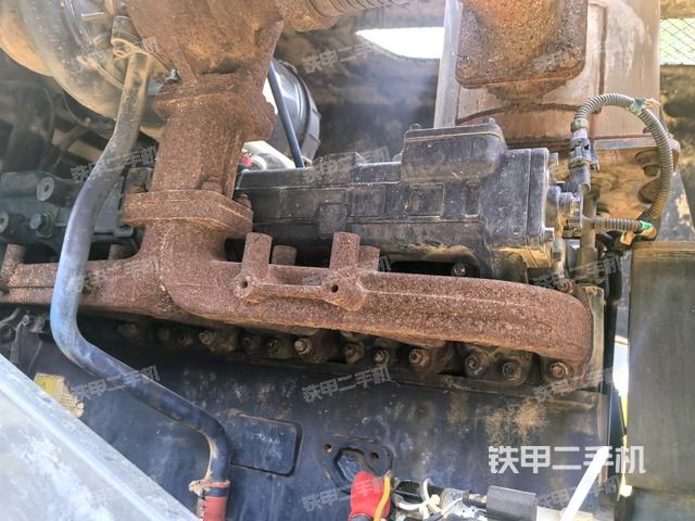 發(fā)動機(jī)右側(cè)全景（壓路機(jī)發(fā)動機(jī)艙）