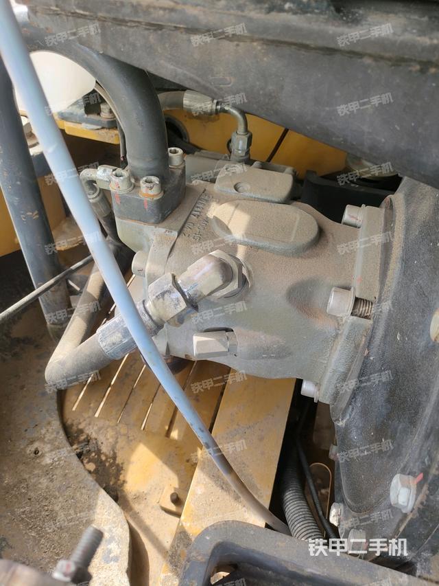 液压泵舱室正面整体（整机外观）