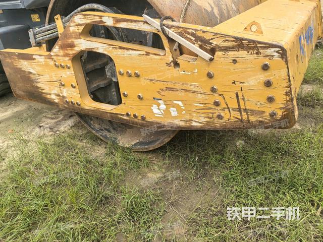 前车架正左侧（压路机前后车架）