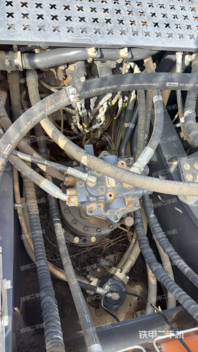 回轉(zhuǎn)馬達(dá)和主控閥（整機(jī)外觀）