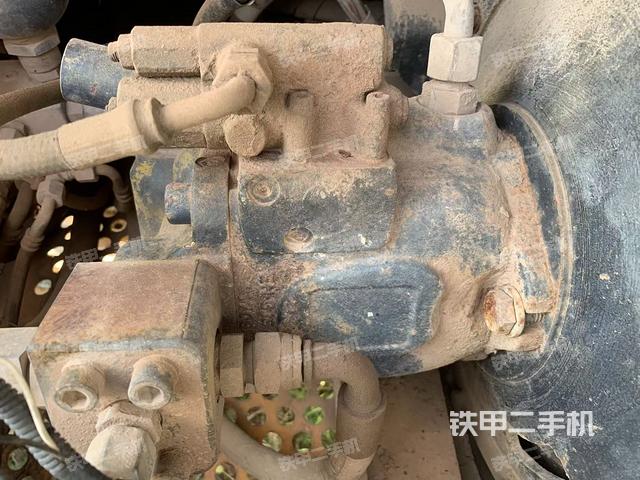 液压泵舱室正面整体（整机外观）