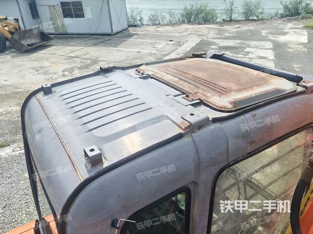 駕駛室頂部（整機外觀）