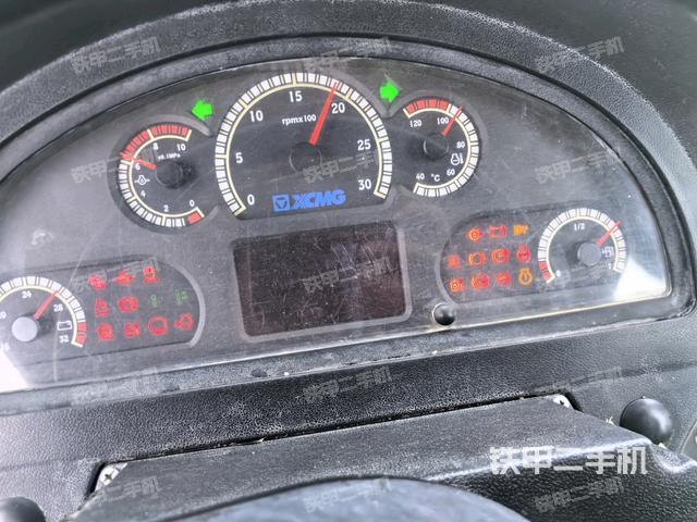 操作臺全景（壓路機駕駛室）