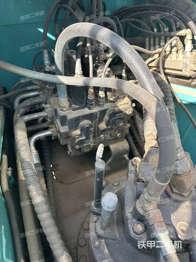 回转马达和主控阀（整机外观）