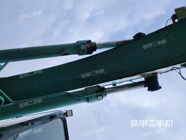 大臂油缸整体 竖拍（工作和回转装置）