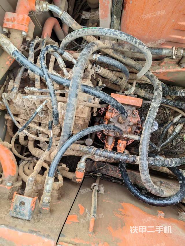 回轉(zhuǎn)馬達(dá)和主控閥（整機(jī)外觀）