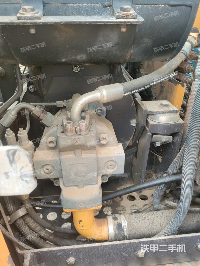 液壓泵艙室正面整體（整機外觀）