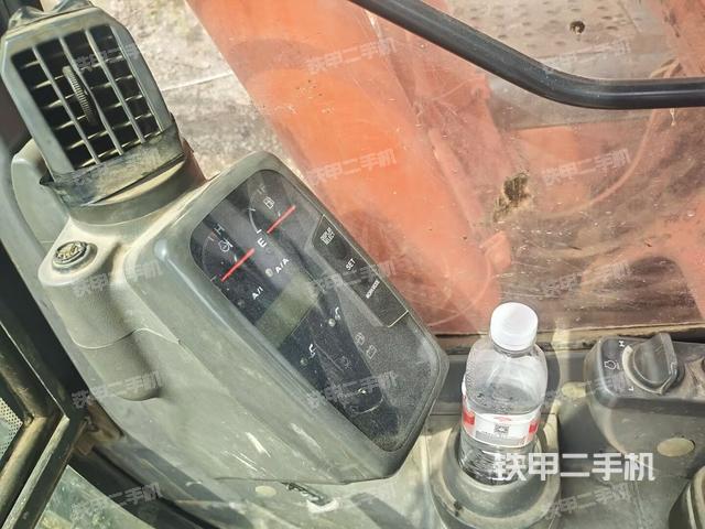 駕駛室整體（整機外觀）