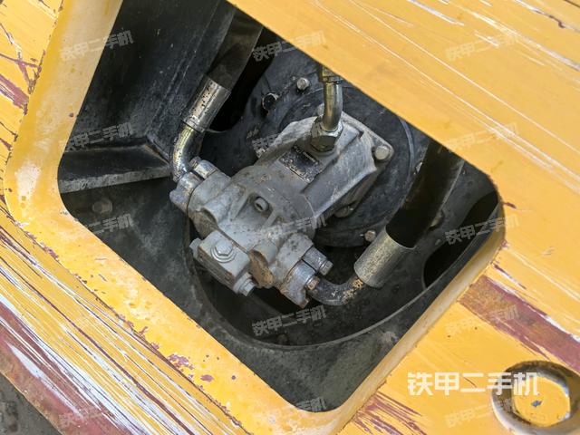 后輪右側(cè)全景（壓路機(jī)前后車架）