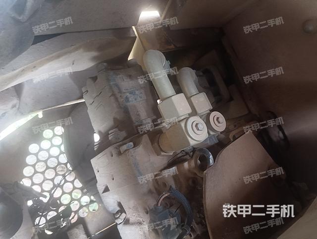 液压泵舱室正面整体（整机外观）