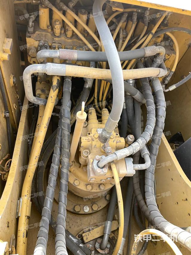 回转马达和主控阀（整机外观）