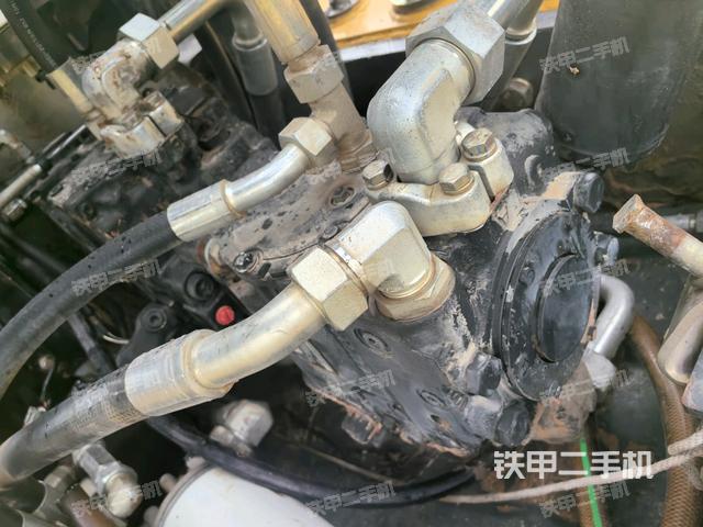 發(fā)動機(jī)艙液壓泵全景（壓路機(jī)發(fā)動機(jī)艙）