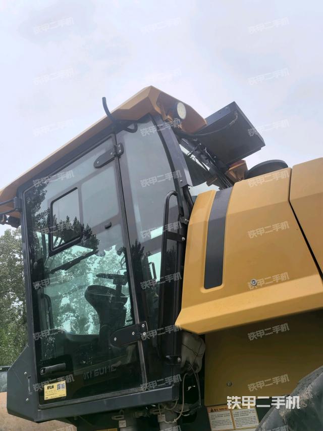 右侧正面照（压路机驾驶室）