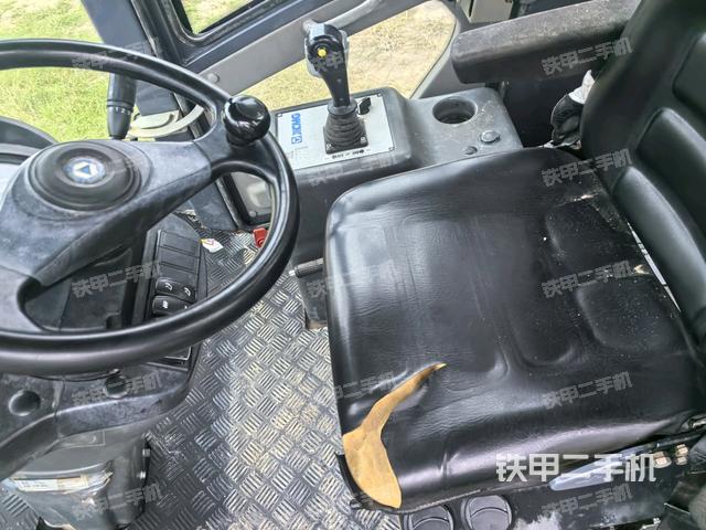 駕駛室內(nèi)座椅、儀表操作手柄全景（壓路機駕駛室）