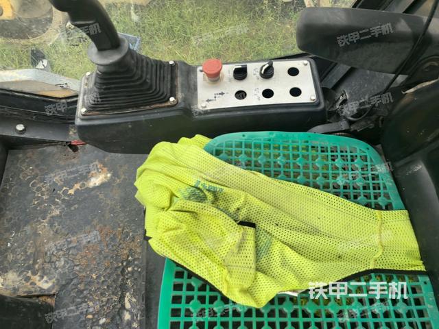 操作臺全景（壓路機(jī)駕駛室）