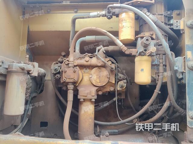 液壓泵艙室正面整體（整機外觀）