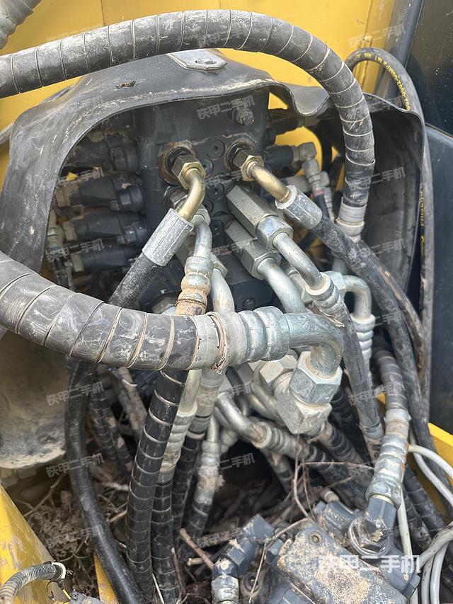 回转马达和主控阀（整机外观）