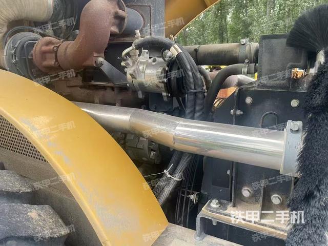 發(fā)動機右側(cè)全景（壓路機發(fā)動機艙）