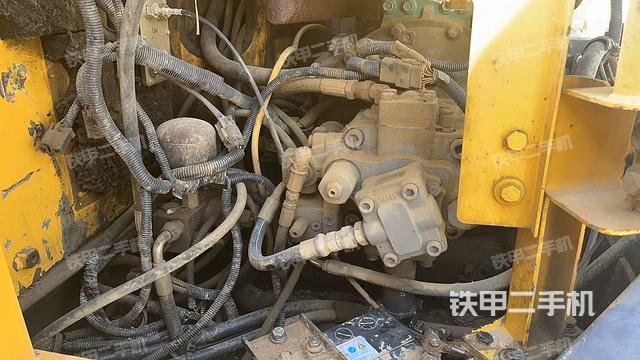 液压泵舱室正面整体（整机外观）