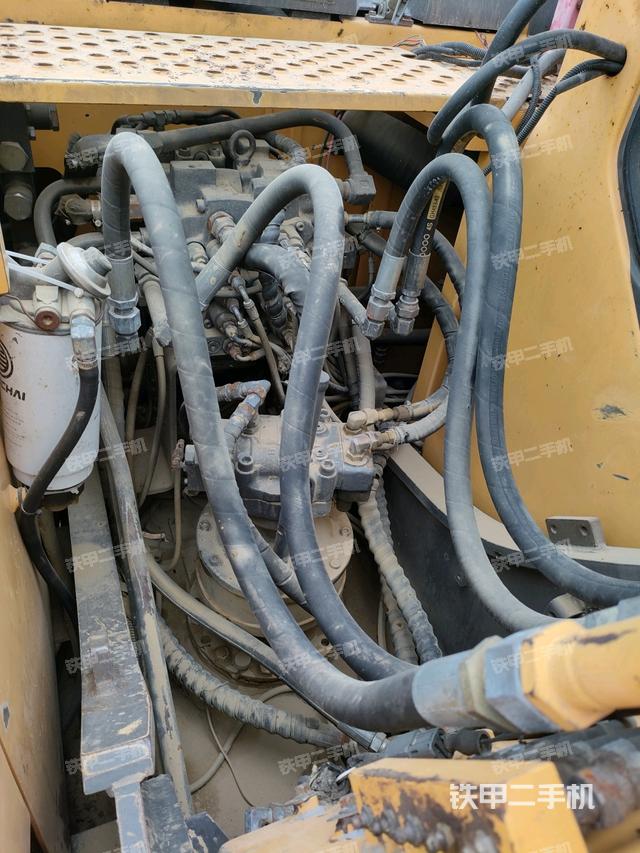 回转马达和主控阀（整机外观）