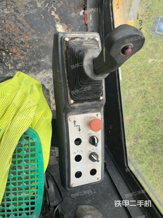 駕駛室頂蓬內(nèi)（壓路機(jī)駕駛室）