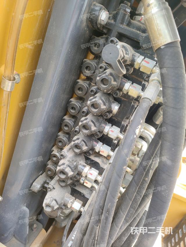 回转马达和主控阀（整机外观）