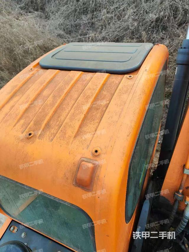 駕駛室頂部（整機外觀）