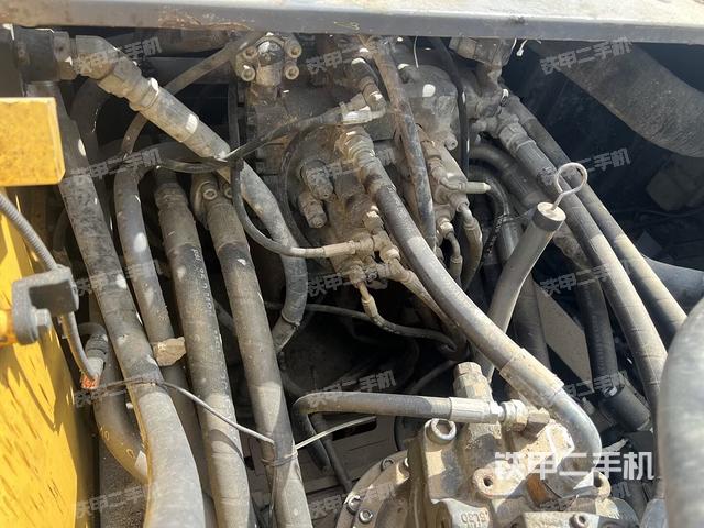 回轉(zhuǎn)馬達(dá)和主控閥（整機(jī)外觀）