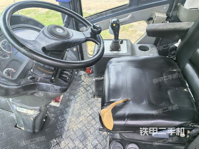 駕駛室頂蓬內(nèi)（壓路機駕駛室）