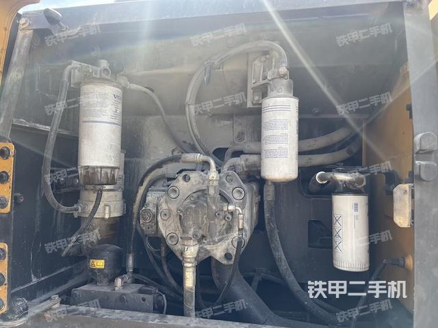 液壓泵艙室正面整體（整機(jī)外觀）