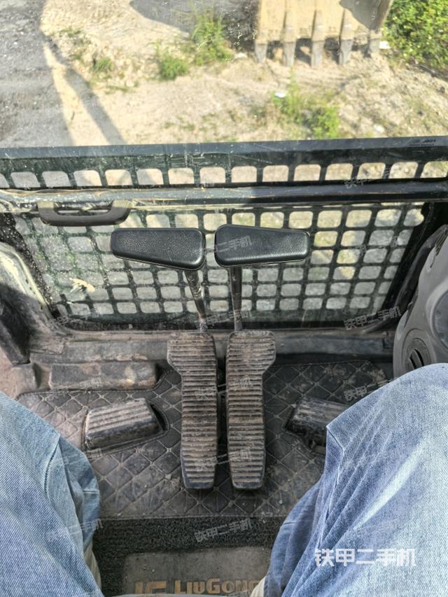 行走控制手柄和踏板?俯拍（駕駛室部分）