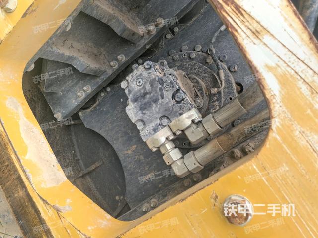 后轮左侧全景（压路机前后车架）