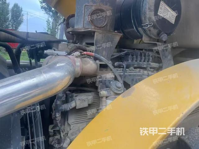 發(fā)動機左側(cè)全景（壓路機發(fā)動機艙）