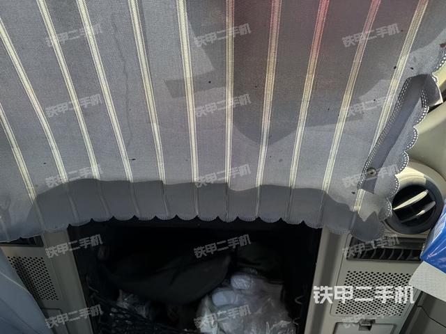 行走控制手柄和踏板 俯拍（驾驶室部分）